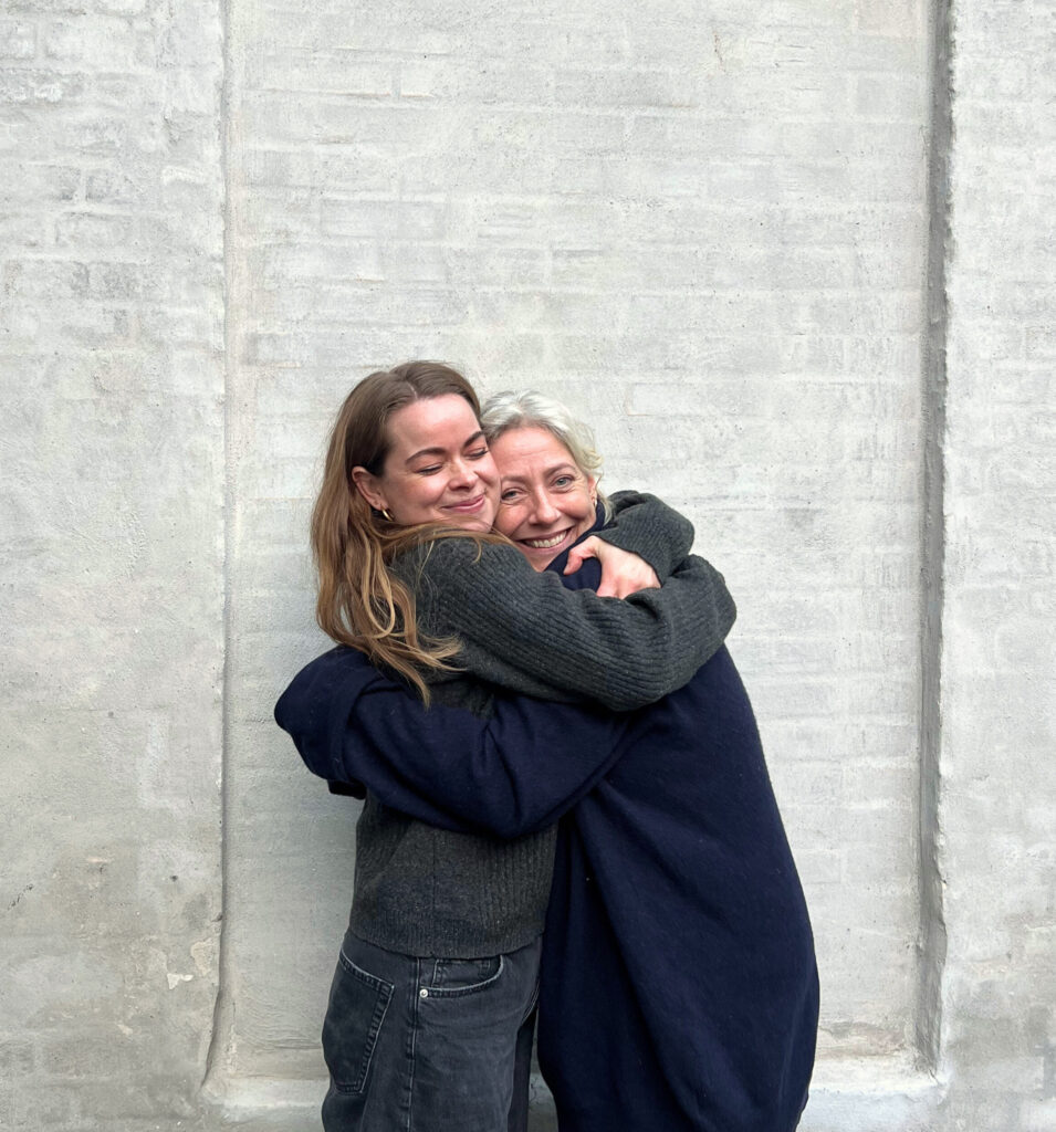 Anne og Marlene krammer